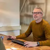 Ronald Haan in gesprek met een klant.