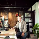 Steffan Haan aan zijn bureau.
