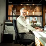 Ronald Haan aan zijn bureau.